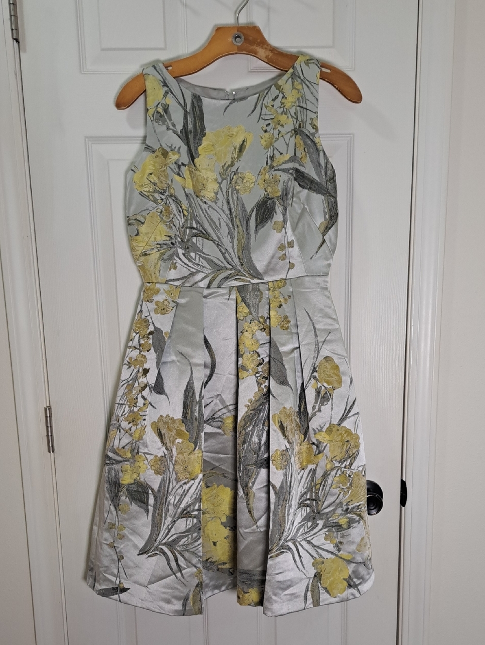 Title: Carmen Marc Valvo Yellow Floral Structured A-Line Pocket Dress